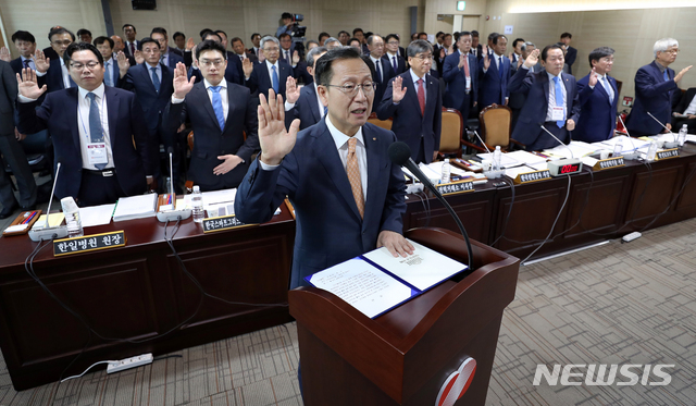 【나주=뉴시스】신대희 기자 = 김종갑 한국전력공사 사장이 11일 전남 나주시 한전 본사에서 열린 2019년도 국회 산업통상자원 중소벤처기업위원회의 국정감사에 출석, 증인 선서를 하고 있다. 2019.10.11.  sdhdream@newsis.com