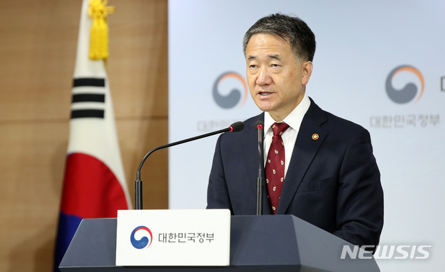 【서울=뉴시스】김선웅 기자 = 박능후 보건복지부 장관이 11일 오전 서울 종로구 정부서울청사에서 국민연금 기금운용위원회 운영 개선방안을 브리핑하고 있다. 2019.10.11.&nbsp; mangusta@newsis.com