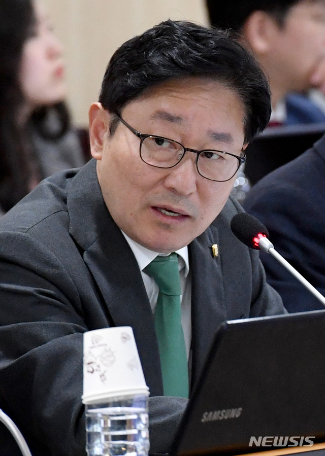 【나주=뉴시스】신대희 기자 = 11일 전남 나주시 한국전력공사 본사에서 열린 국회 산업통상자원 중소벤처기업위원회의 국정감사에서 박범계 의원이 김종갑 한국전력공사 사장에게 질의하고 있다.2019.10.11.sdhdream@newsis.com