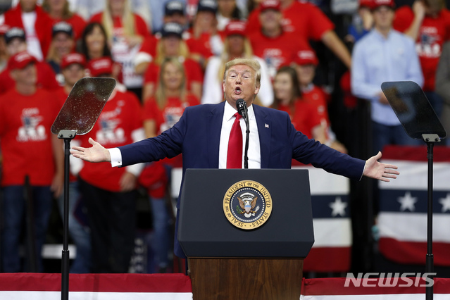 【미니애폴리스=AP/뉴시스】도널드 트럼프 미국 대통령이 10일(현지시간) 미국 미네소타주 미니애폴리스 유세에서 연설하고 있다. 그는 이날 연설에서 민주당 대선주자인 조 바이든 전 부통령을 집중 공격했다. 2019.10.10