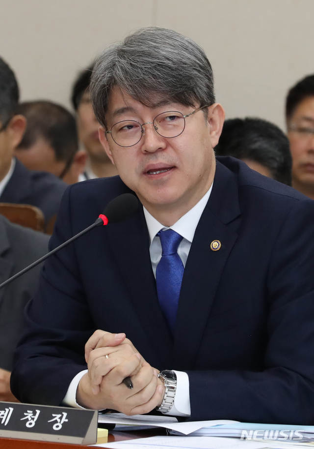 【서울=뉴시스】김명원 기자 = 11일 오전 서울 여의도 국회 기획재정위원회회의실에서 열린 관세청·조달청·통계청 국정감사에서 강신욱 통계청장이 의원들의 질의에 답변하고 있다. 2019.10.11. kmx1105@newsis.com