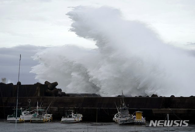  【기호=AP/뉴시스】11일 일본 미에현 남부 기호에 제19호 태풍 하기비스의 영향으로 대형 파도가 방파제를 때리고 있다.&nbsp; 일본 기상청은 태풍 하기비스가 이번 주말 동일본 지역으로 접근할 것으로 예상됨에 따라 강한 바람과 집중 호우에 대비할 것을 당부했다. 2019.10.11. 