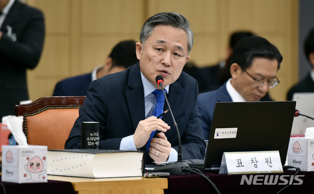 【대구=뉴시스】이무열 기자 = 표창원 더불어민주당 의원이 11일 오전 대구 수성구 범어동 대구고등법원 대강당에서 열린 2019 국회 법제사법위원회의 대구고등 · 지방 · 가정법원, 부산고등 · 지방 · 가정법원, 울산지방 · 가정법원, 창원지방법원 국정감사에서 질의하고 있다. 2019.10.11. lmy@newsis.com