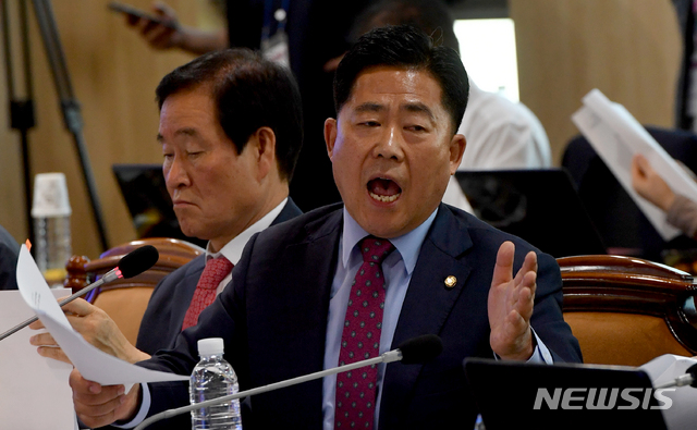 【나주=뉴시스】신대희 기자 = 11일 전남 나주시 한국전력공사 본사에서 열린 국회 산업통상자원 중소벤처기업위원회의 국정감사에서 김규환 의원이 김종갑 한국전력공사 사장에게 질의하고 있다. 2019.10.11. sdhdream@newsis.com