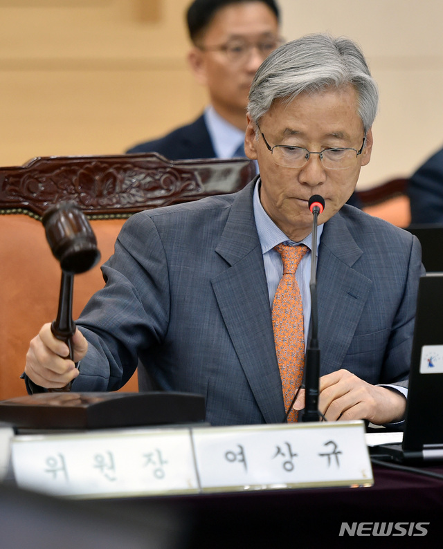 【대구=뉴시스】이무열 기자 = 여상규 법제사법위원장이 11일 오전 대구 수성구 범어동 대구고등법원 대강당에서 열린 2019 국회 법제사법위원회의 대구고등 · 지방 · 가정법원, 부산고등 · 지방 · 가정법원, 울산지방 · 가정법원, 창원지방법원 국정감사에서 개회를 선언하고 있다. 2019.10.11.lmy@newsis.com