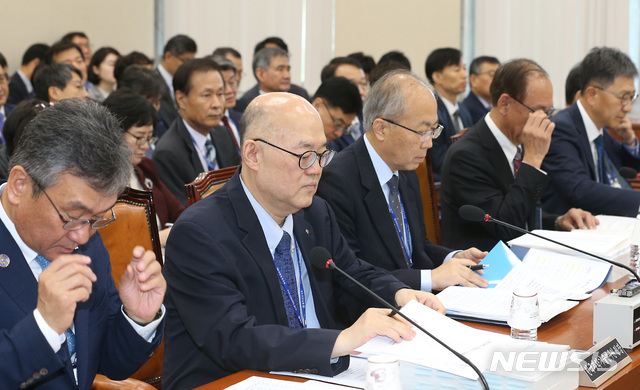 【서울=뉴시스】이종철 기자 = 11일 서울 여의도 국회에서 열린 과학기술정보방송통신위원회의 국가과학기술연구회, 한국과학기술연구원 국정감사에서 국가과학기술연구회 원광연 이사장(왼쪽에서 세번째), 한국과학기술연구원 이병권 원장(왼쪽에서 두번째)를 비롯한 참석자들이 심각한 표정을 하고 있다. 2019.10.11.jc4321@newsis.com