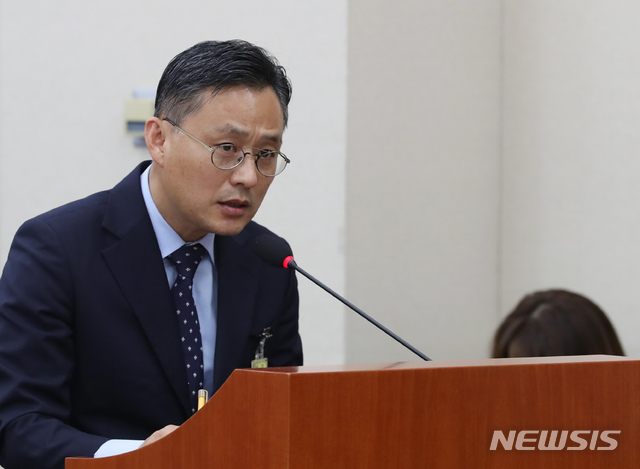 【서울=뉴시스】고승민 기자 = 11일 서울 여의도 국회에서 열린 환경노동위원회의 서울지방고용노동청 등 국정감사에서 유병천 이월드 대표가 증인으로 출석해 아르바이트생 직원 다리 절단 사고 관련 한국당 강효상 의원 질의에 답하고 있다. 2019.10.11.kkssmm99@newsis.com