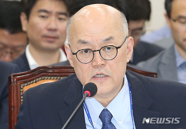 【서울=뉴시스】이종철 기자 = 11일 서울 여의도 국회에서 열린 과학기술정보방송통신위원회의 국가과학기술연구회, 한국과학기술연구원 국정감사에서 한국과학기술연구원 이병권 원장이 조국 딸KIST 인턴경력 의혹에 대해 답변하고 있다. 2019.10.11.jc4321@newsis.com