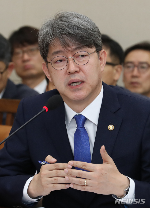 【서울=뉴시스】김명원 기자 = 11일 오전 서울 여의도 국회 기획재정위원회회의실에서 열린 관세청·조달청·통계청 국정감사에서 강신욱 통계청장이 의원들의 질의에 답변하고 있다. 2019.10.11. kmx1105@newsis.com