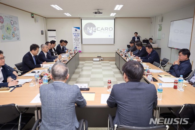 [서울=뉴시스]최기영 과학기술정보통신부 장관이 11일 오후 충청북도 음성군 메카로 연구소에서 열린 '소재 부품 장비 기술개발 중소기업 현장간담회' 에 참석해 인사말을 하고 있다. 2019.10.11. (사진=과학기술정보통신부 제공) photo@newsis.com