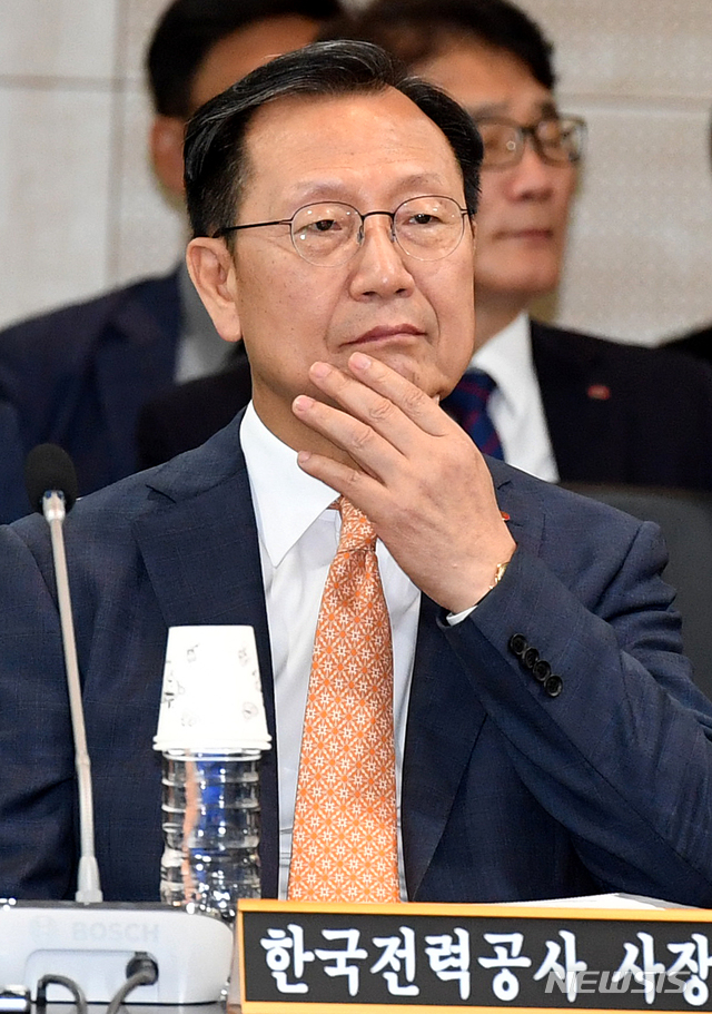 【나주=뉴시스】신대희 기자 = 11일 전남 나주시 한국전력공사 본사에서 열린 국회 산업통상자원 중소벤처기업위원회의 국정감사에서 김종갑 한전 사장이 생각에 잠겨 있다. 2019.10.11. sdhdream@newsis.com 