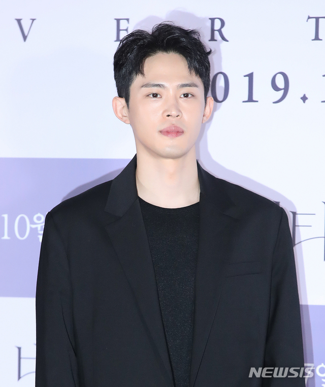 【서울=뉴시스】조수정 기자 = 배우 정재광이 11일 오후 서울 이촌동 CGV용산아이파크몰에서 열린 영화 '버티고' 언론시사회에서 포즈를 취하고 있다. 영화 '버티고'는 17일 개봉한다. 2019.10.11.chocrystal@newsis.com