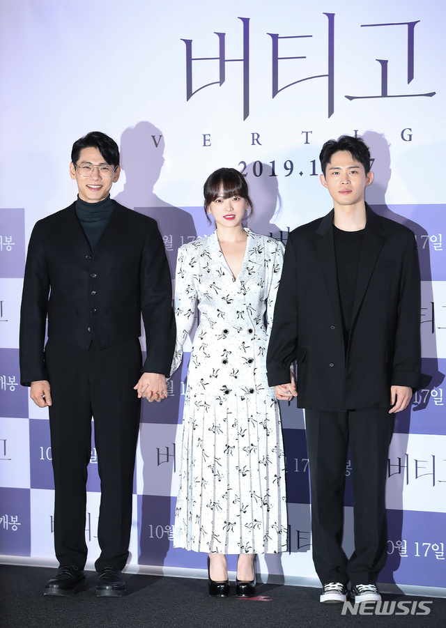 【서울=뉴시스】조수정 기자 = 배우 유태오, 천우희, 정재광(왼쪽부터)이 11일 오후 서울 이촌동 CGV용산아이파크몰에서 열린 영화 '버티고' 언론시사회에서 포즈를 취하고 있다. 영화 '버티고'는 17일 개봉한다. 2019.10.11.chocrystal@newsis.com