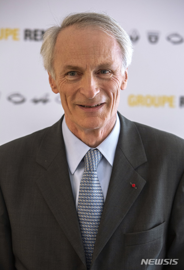 [불로뉴비양쿠르=AP/뉴시스]장 도미니크 세나르 르노 자동차 회장이 지난해 10월 11일 파리 인근 불로뉴비양쿠르에 위치한 르노자동차 본사에서 포즈를 취하고 있다. 그는 22일 스위스 다보스에서 취재진에게 카를로스 곤 전 르노닛산 회장의 일본탈출 사건이르노·닛산·미쓰비시 자동차 얼라이언스에 아무 영향을 주지 않을 것이라고 말했다. 2020.01.23.