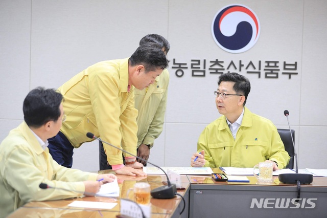 【세종=뉴시스】김현수 농림축산식품부 장관이 12일 아프리카돼지열병(ASF) 방역 상황을 점검하기 위한 회의를 주재하고 있다. 2019.10.12 (사진 = 농식품부 제공) photo@newsis.com 