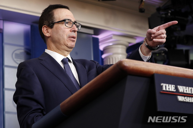 【워싱턴=AP/뉴시스】 스티븐 므누신 미 재무장관이 11일(현지시간) 미국 워싱턴 백악관 브리핑룸에서 기자들의 질문을 받고 있다. 2019.10.20.