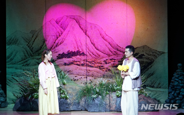 【광주=뉴시스】 류형근 기자 = 광주문화재단은 미디어 아트, 연극, 마당극 등이 광주 곳곳에 잇따라 펼쳐진다고 12일 밝혔다. 대전 아신아트컴퍼니의 마당극 '청사초롱' 2019.10.12. (사진=광주문화재단 제공) photo@newsis.com