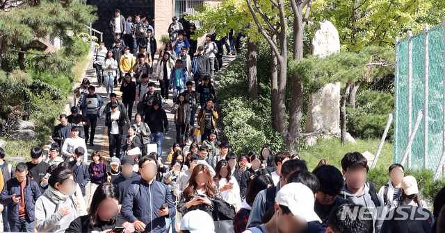 【서울=뉴시스】김병문 기자 = 전국 17개 시·도의 지방공무원 7급 신규 임용시험이 치러진 지난해 9월12일 오후 서울 서대문구 명지중고등학교에 마련된 시험장에서 필기시험을 마친 수험생들이 귀가하고 있다. 2019.10.12. dadazon@newsis.com