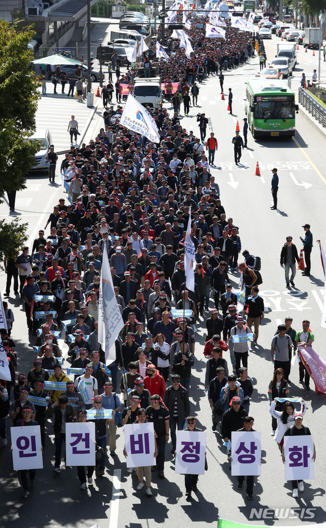 【서울=뉴시스】홍효식 기자 = 임금 정상화와 노동시간 단축, 안전인력충원, 비정규직의 직접고용, KTX-SRT 통합 등을 요구하고 있는 철도노조원들이 코레일 철도파업 이틀째인 12일 서울 용산구 한국철도공사 서울본부 앞에서 철도노조 총파업 서울지방본부 결의대회를 마친 뒤 행진하고 있다. 2019.10.12. yesphoto@newsis.com