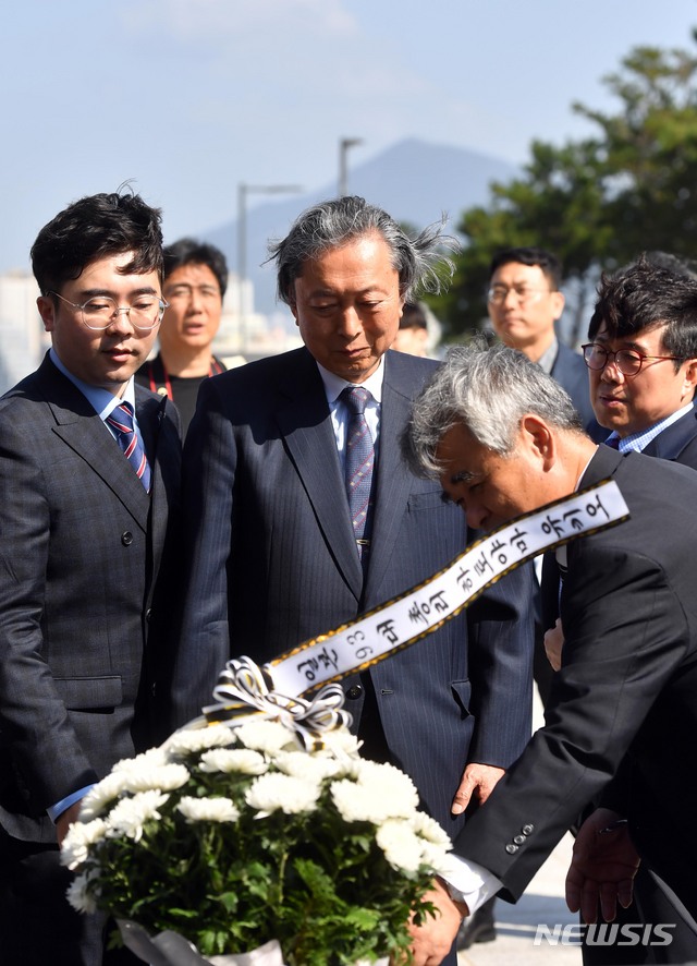 【부산=뉴시스】 하경민 기자 = 하토야마 유키오 전 일본 총리가 12일 오전 부산 남구 국립일제강제동원역사관을 방문, 추모탑에 헌화하고 있다. 2019.10.12. yulnetphoto@newsis.com