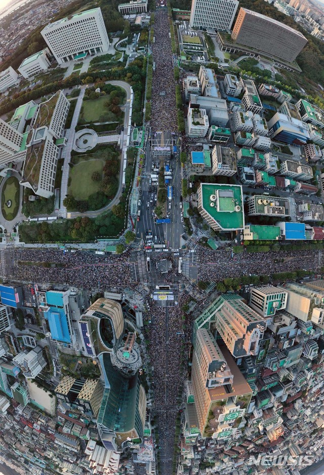 【서울=뉴시스】 조성봉 기자 = 12일 오후 서울 서초구 서울중앙지검 앞에서 열린 '제9차 사법적폐 청산을 위한 검찰개혁 촛불문화제' 참가자들이 '조국수호', '검찰개혁' 구호를 외치고 있다. 2019.10.12. suncho21@newsis.com