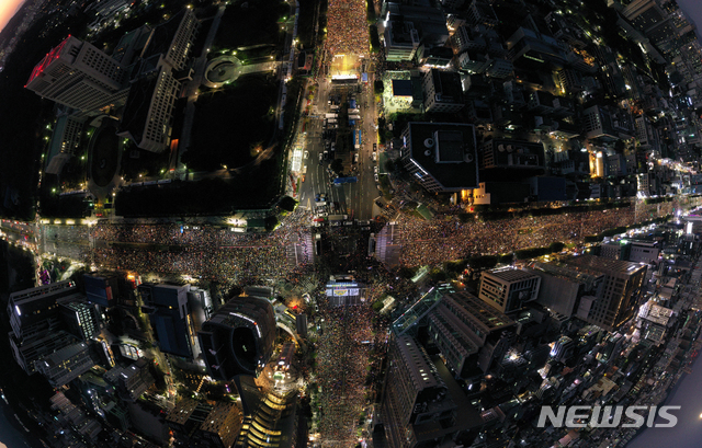 【서울=뉴시스】 조성봉 기자 = 12일 오후 서울 서초구 서울중앙지검 앞에서 열린 '제9차 사법적폐 청산을 위한 검찰개혁 촛불문화제' 참가자들이 촛불을 들고 '조국수호', '검찰개혁' 구호를 외치고 있다. 2019.10.12. suncho21@newsis.com