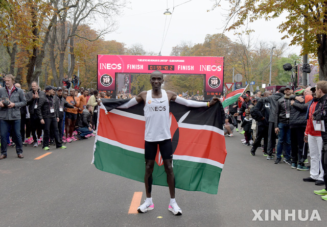 【빈(오스트리아)=신화/뉴시스】12일(현지시간) 오스트리아 빈의 프라터 파크에서 'INEOS 1:59 챌린지'가 열려 엘리우드 킵초게(케냐)가 1시간59분40.2초로 결승선을 통과한 후 포즈를 취하고 있다.다만 킵초게는 '7인 1조'로 달리며 페이스메이커의 도움을 받았고 앞서 달리는 차량이 레이저로 '속도 조절'을 도와 국제육상경기연맹(IAAF)은 "이 기록을 공인하지는 않을 것"이라고 밝혔다.킵초게는 '2018 베를린 국제마라톤'에서 42.195㎞를 2:01:39초로 달려 세계 기록을 보유하고 있으며 이번 1:59 챌린지의 결과로 마라톤 풀코스를 2시간 이내에 완주하는 것이 머지않았음을 보여주었다. 2019.10.12.
