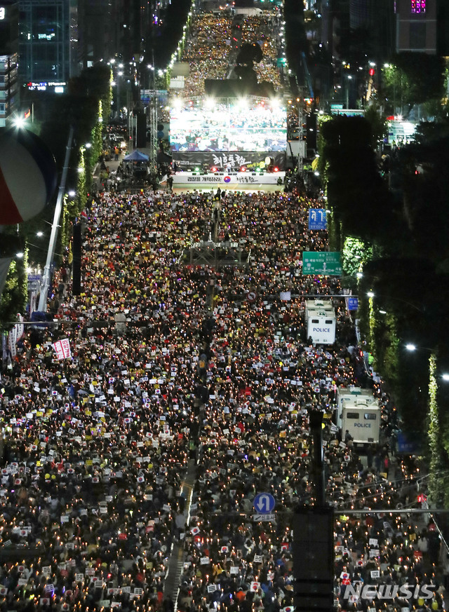 【서울=뉴시스】홍효식 기자 = 12일 오후 서울 서초구 서울중앙지검 인근에서 열린 제9차 사법적폐 청산을 위한 검찰개혁 촛불문화제 '최후통첩'에서 사법적폐청산 범국민시민연대 등 참가자들이 검찰 개혁과 공수처 설치를 촉구하며 촛불을 흔들고 있다. 2019.10.12.&nbsp; yesphoto@newsis.com