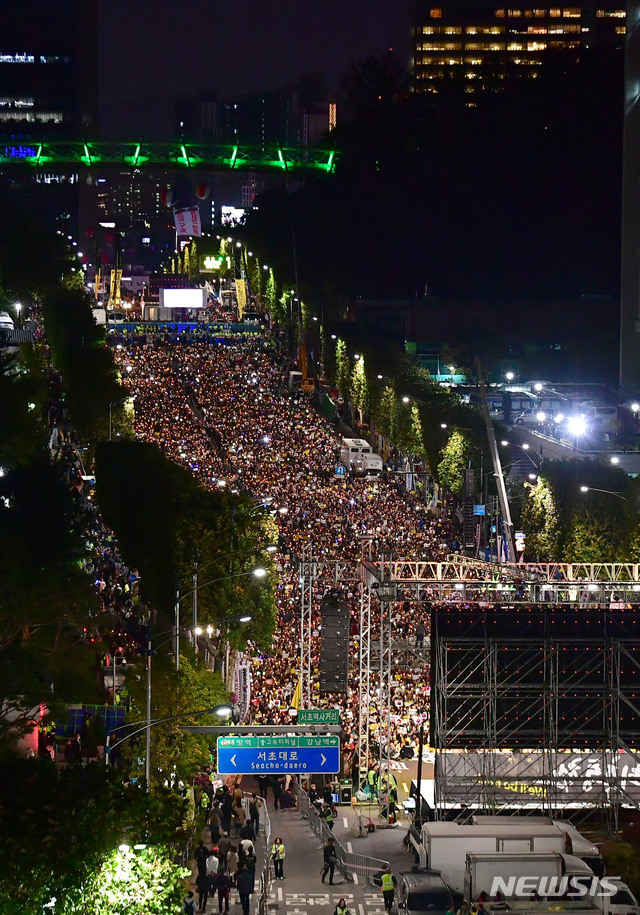 【서울=뉴시스】홍효식 기자 = 12일 오후 서울 서초구 서울중앙지검에서 열린 제9차 사법적폐 청산을 위한 검찰개혁 촛불문화제 '최후통첩'에서 사법적폐청산 범국민시민연대 등 참가자들이 검찰 개혁과 공수처 설치를 촉구하고 있다. 사진은 사랑의교회 시계탑에서 바라본 전경. 2019.10.12. photo@newsis.com