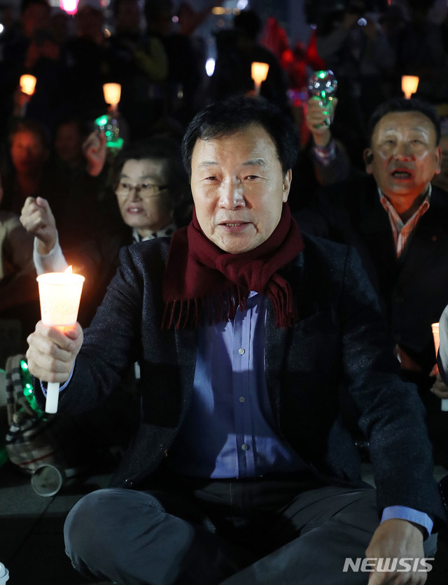 【서울=뉴시스】홍효식 기자 = 바른미래당 손학규 대표가 12일 오후 서울 종로구 광화문 광장에서 열린 조국 법무부장관 임명 철회 촉구 촛불집회에 참석해 촛불을 들고 구호를 외치고 있다. 2019.10.12. (사진=바른미래당 제공) photo@newsis.com