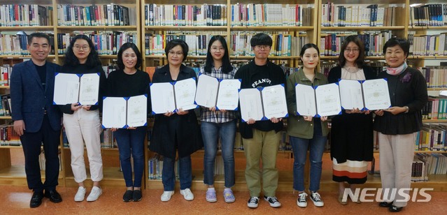 【광주=뉴시스】 송창헌 기자 = 동강대학교가 올해 3월4일부터 지난 9월30일까지 7개월 간 도서대출 횟수가 많은 재학생 5명과 지역주민 1명, 1개 학과를 선정해 제18회 도서 다독자상 시상식을 가졌다고 13일 밝혔다. 2019.10.13 (사진=동강대 제공)photo@newsis.com