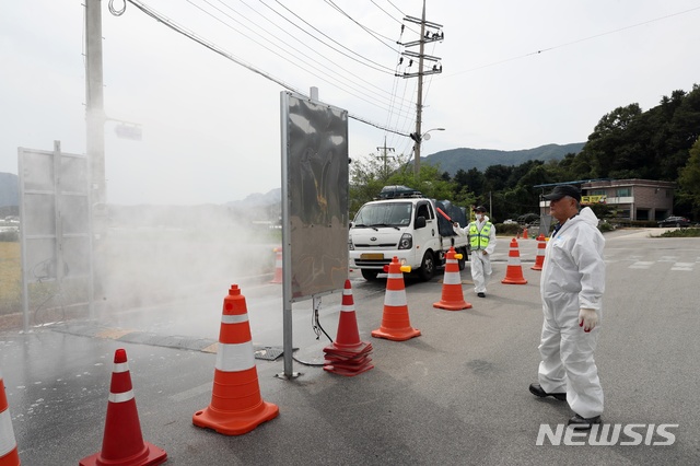 【철원=뉴시스】권순명 기자 = 13일 강원도 철원군이 아프리카돼지열병을 유입을 막기 위해 추가 방역 초소를 설치, 24시간 방역체제로 전환했다.2019.10.13.(사진=철원군청 제공)photo@newsis.com