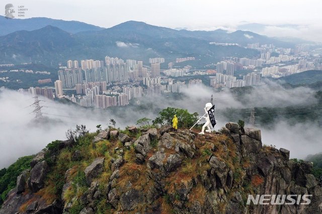 【서울=뉴시스】홍콩 시위대가 13일 홍콩 전체를 내려다볼 수 있는 사자산(Lion Rock) 정상에 홍콩 민주화를 기원하는 조형물 '홍콩자유민주여신상'을 설치했다. (사진 = 홍콩프리프레스 트위터 갈무리) 2019.10.13