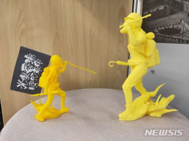 【서울=뉴시스】홍콩 시위대가 13일 오전 5시께 도시 전체가 내려다보이는 사자산(Lion Rock) 정상에 홍콩판 자유의 여신상인 '홍콩 자유민주여신상(민주여신상)'을 설치했다. 사진은 민주여신상 미니어치. 2019.10.13