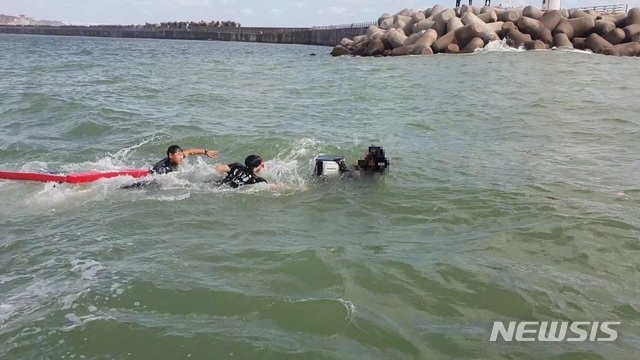 【울진=뉴시스】강진구 기자 = 경북 울진해양경찰서(서장 최시영)는 13일 낮 12시9분께 울진군 후포항 앞 해상에 낚시객 A(43)씨가 너울성 파도에 휩쓸러 바다에 빠졌다는 신고를 접수하고 경비함정와 해경구조대, 파출소 연안구조정 등 구조세력을 동원해 5분 뒤인 낮 12시14분께 구조했다.사진은 구조 전경.2019.10.13.(사진=울진해양경찰서 제공)&nbsp; photo@newsis.com