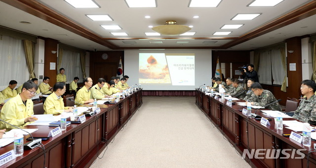 【춘천=뉴시스】한윤식 기자 = 13일 오후 강원도청 신관 2층 소회의실에서 열린 철원 야생멧돼지 ASF 바이러스검출 관련 긴급 방역대책회의에서 최문순 지사가 모두발언하고 있다. 2019.10.13.(사진=강원도청 제공) nssysh@newsis.com 