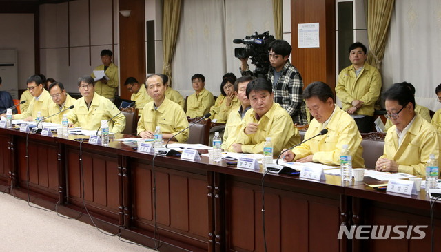 【춘천=뉴시스】한윤식 기자 = 강원도는 13일 오후 도청 신관 2층 소회의실에서 철원 야생멧돼지 ASF 바이러스검출 관련 긴급 방역대책회의를 개최하고 있다. 2019.10.13.(사진=강원도청 제공) nssysh@newsis.com 