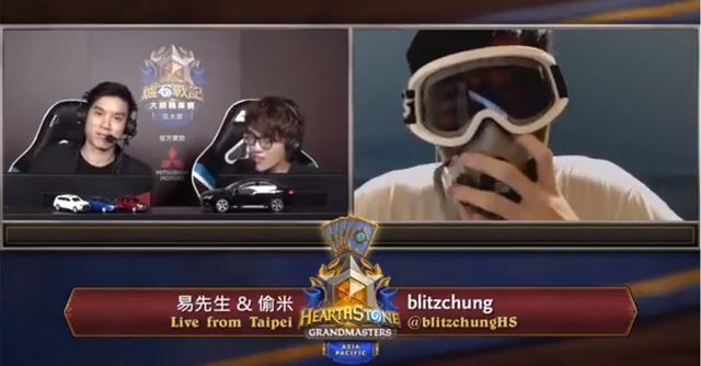 【서울=뉴시스】 비디오게임 회사 블리자드 엔터테인먼트(블리자드)가 11일(현지시간) 홍콩 시위 지지발언을 한 홍콩 출신 하스스톤 e-스포츠선수에 대한 징계 수위를 경감했다. 사진은 지난 7일 홍콩 시위대를 상징하는 방독면과 보안경을 쓰고 인터뷰에 응한 청. 그는 인터뷰에서 시위대의 시위 구호인 "홍콩 해방,우리 시대의 혁명(光復香港, 時代革命)"을 외치기도 했다. (사진 = 인벤 글로벌 트위터 갈무리) 