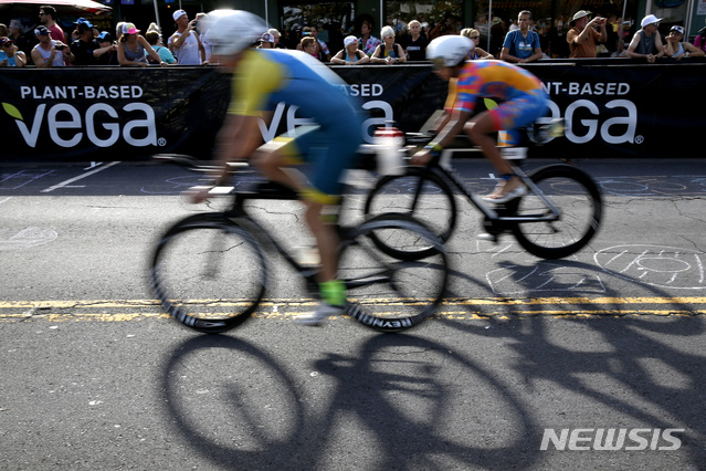 [하와이=AP/뉴시스] 트라이애슬론. 2019.10.12.