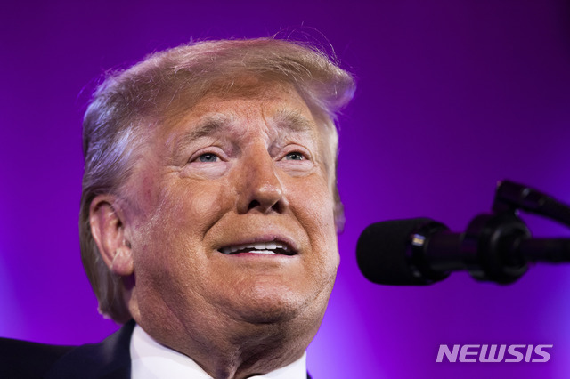 【워싱턴=AP/뉴시스】터키의 침공으로 시리아 북부가 혼란스러운 틈을 타 포로된 이슬람국가(IS) 대원 수 백명이 수용소를 탈출 한 것으로 알려진 가운데, 도널드 트럼프 미국 대통령은 13일(현지시간) 터키와 쿠르드에 IS의 탈출을 허락해서는 안된다고 엄포를 놓았다. 사진은 지난 12일 워싱턴에서 열린 유권자 관련 행사에 참석해 연설하고 있는 트럼프 대통령의 모습. 2019.10.14.