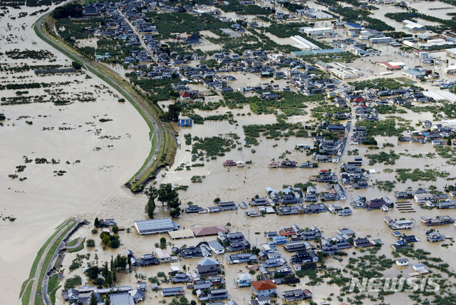 【나가노=AP/뉴시스】13일 일본 나가노의 치쿠마 강 제방이 제19호 태풍 하기비스의 영향으로 무너져 인근 주거 지역이 침수돼 있다. 폭우와 강풍을 동반한 강력한 태풍이 도쿄를 포함한 일본의 광범위한 지역을 덮쳐 침수 지역에 구조대가 고립된 주민들을 구조하는 작업이 진행되고 있다. 2019.10.13.