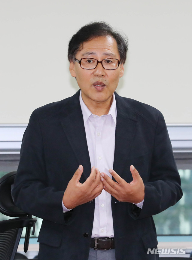 【서울=뉴시스】 장세영 기자 = 서재성 PNP 플러스 대표가 13일 오전 서울 여의도 국회의원회관에서 유민봉 (외교통일위원회), 이은권 (국토교통위원회) 의원실 공동 개최로 열린 기자회견에 참석해 조국 장관 특혜설과 서울시 공공 와이파이 사업 우선협상대상자에서 계약 해지 통보 받은 과정 등을 설명하고 있다. 2019.10.13. photothink@newsis.com