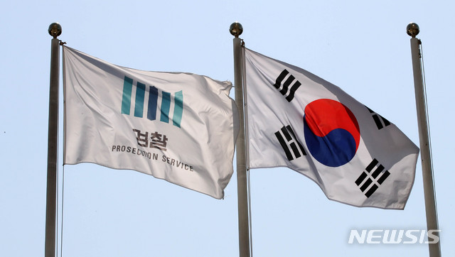 검찰, 정경심 구속영장 청구…'뇌종양' 불구 원칙수사(종합)