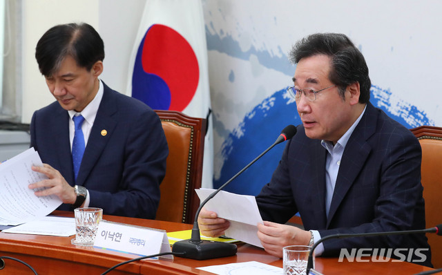 쪽서울=뉴시스】 장세영 기자 = 이낙연 (오른쪽)국무총리가 13일 오후 서울 여의도 국회에서 열린 제9차 고위 당정청협의회에서 모두발언을 하고 있다. 2019.10.13. photothink@newsis.com