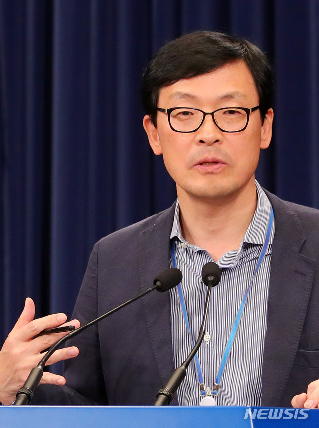 【서울=뉴시스】배훈식 기자 = 13일 오후 청와대 브리핑룸에서 이호승 경제수석이 성장잠재력과 글로벌 경기, 국가경쟁력 등 현 경제상황 관련 브리핑을 하고 있다. 2019.10.13. dahora83@newsis.com