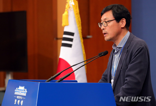【서울=뉴시스】배훈식 기자 = 13일 오후 청와대 브리핑룸에서 이호승 경제수석이 성장잠재력과 글로벌 경기, 국가경쟁력 등 현 경제상황 관련 브리핑을 하고 있다. 2019.10.13. dahora83@newsis.com
