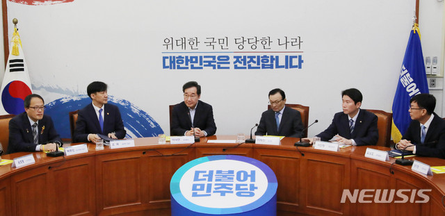 【서울=뉴시스】 장세영 기자 = 이낙연 (왼쪽 세번째)국무총리가 13일 오후 서울 여의도 국회에서 열린 검찰개혁 제9차 고위 당정청협의회에서 모두발언을 하고 있다. 2019.10.13. photothink@newsis.com