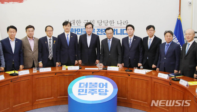 【서울=뉴시스】 장세영 기자 = 13일 오후 서울 국회 더불어민주당 대표실에서 열린 검찰개혁 고위 당정협의회에서 이해찬 대표, 이낙연 국무총리, 조국 법무부 장관 등이 회의에 앞서 기념촬영을 하고 있다. 사진은 조정식 (왼쪽부터)정책위의장, 윤호중 사무총장, 박주민 당 검찰개혁특위위원장, 조국 법무부 장관, 이낙연 국무총리, 이해찬 대표, 이인영 원내대표, 김상조 청와대 정책실장, 강기정 청와대 정무수석, 김조원 청와대 민정수석. 2019.10.13. photothink@newsis.com