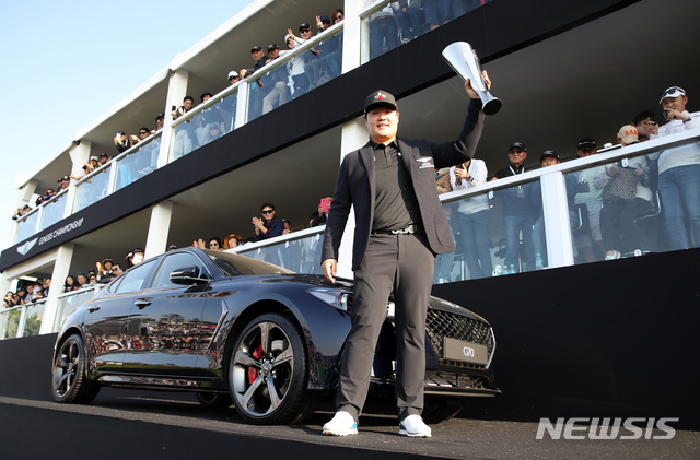 【서울=뉴시스】전신 기자 = 13일 인천 연수구 송도에 위치한 잭니클라우스GCK에서 열린 제네시스 챔피언십에서 우승을 차지한 임성재가 트로피를 들어보이고 있다. 2019.10.13. (사진=제네시스 제공) photo@newsis.com