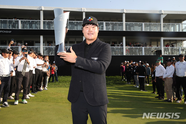 【서울=뉴시스】전신 기자 = 13일 인천 연수구 송도 잭니클라우스GCK에서 열린 제네시스 챔피언십에서 우승을 차지한 임성재가 트로피를 들어보이고 있다. 2019.10.13. (사진=제네시스 제공) photo@newsis.com